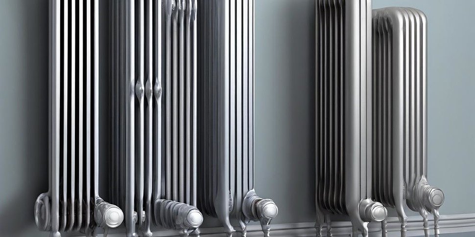 алюминиевые, биметаллические и чугунные радиаторы выставлены рядом для сравнения